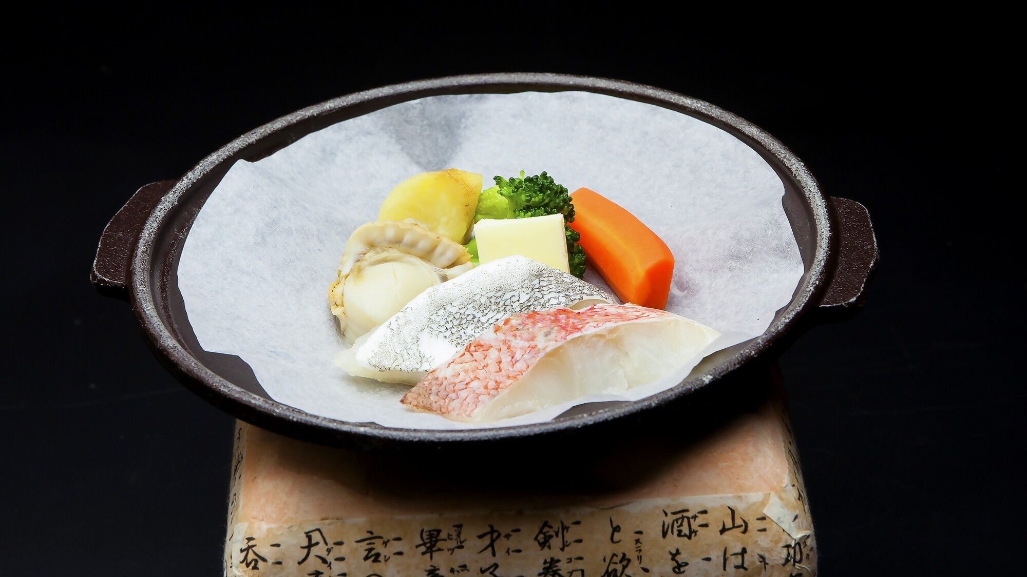 【奥羽会席】帆立と旬魚を陶板でふっくらジューシーに焼き上げました。
