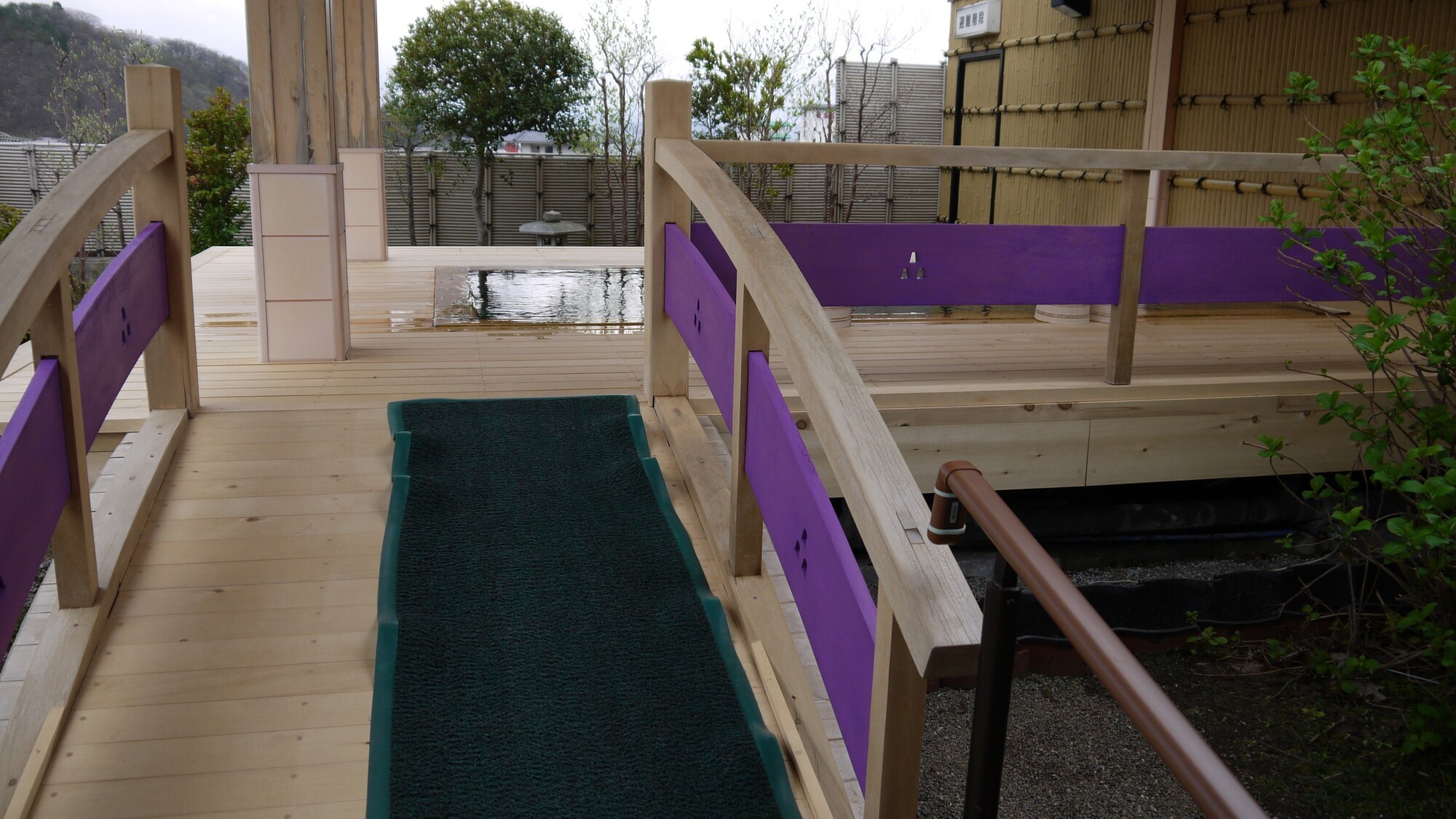 木の温もりに包まれた屋根付き展望露天風呂