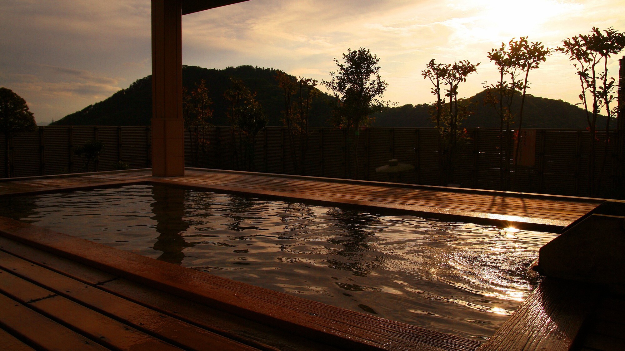 夕日に染まる湯面が心を癒します