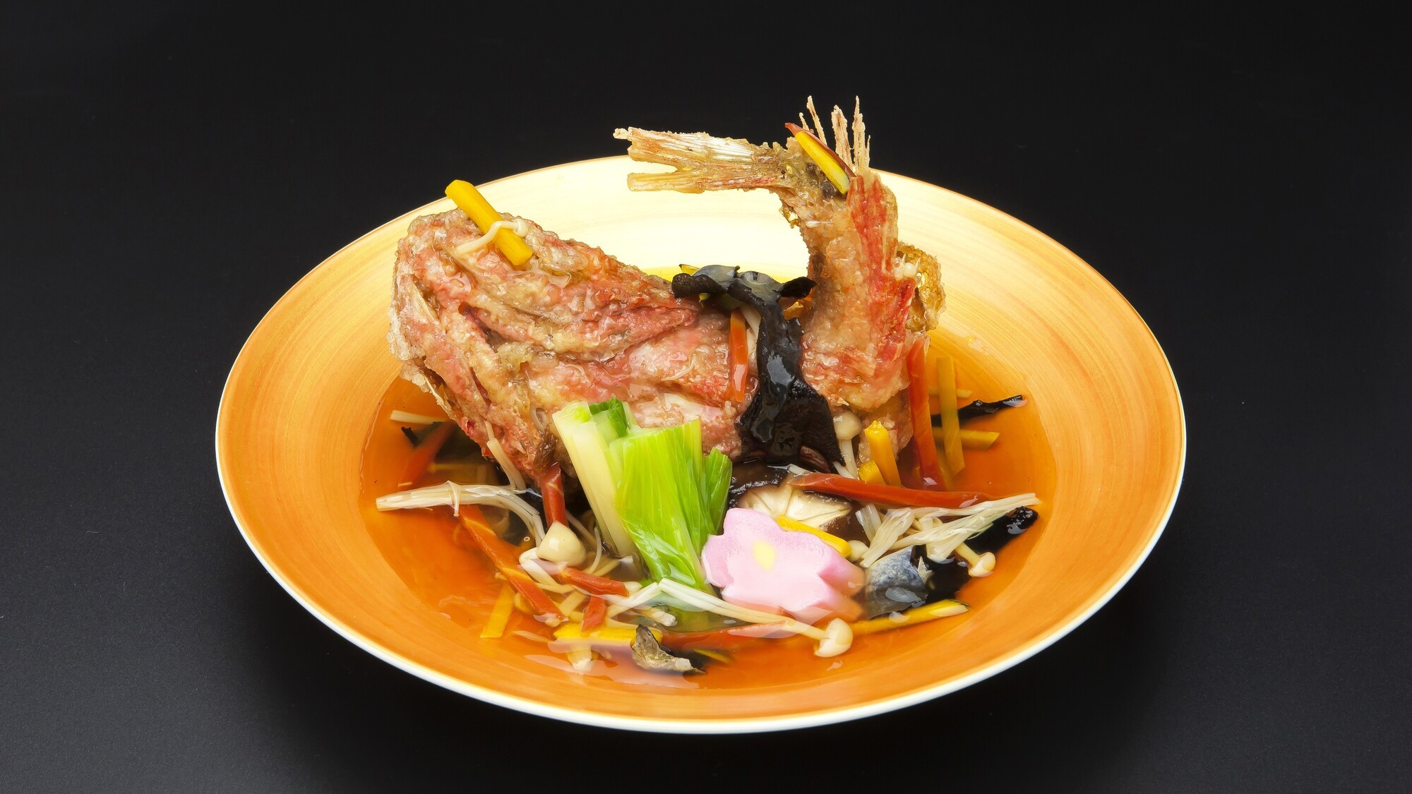 【出羽会席】香ばしいカサゴに餡をかけた彩り豊かな逸品