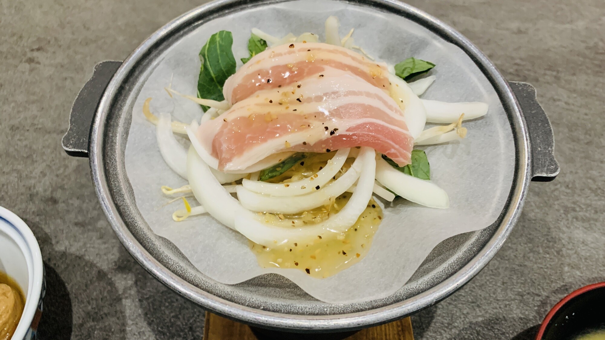 【朝食】香ばしく焼き上げる豚バラ陶板焼き