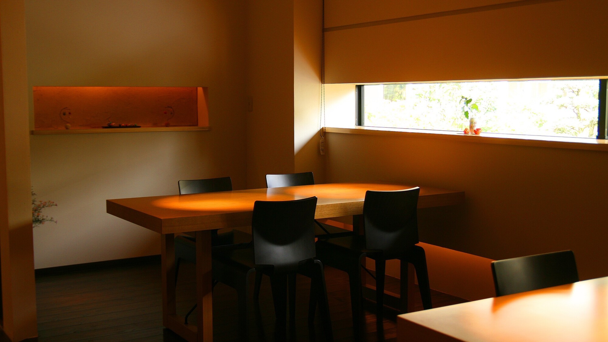 優しい光と緑を感じる、癒しのダイニング席