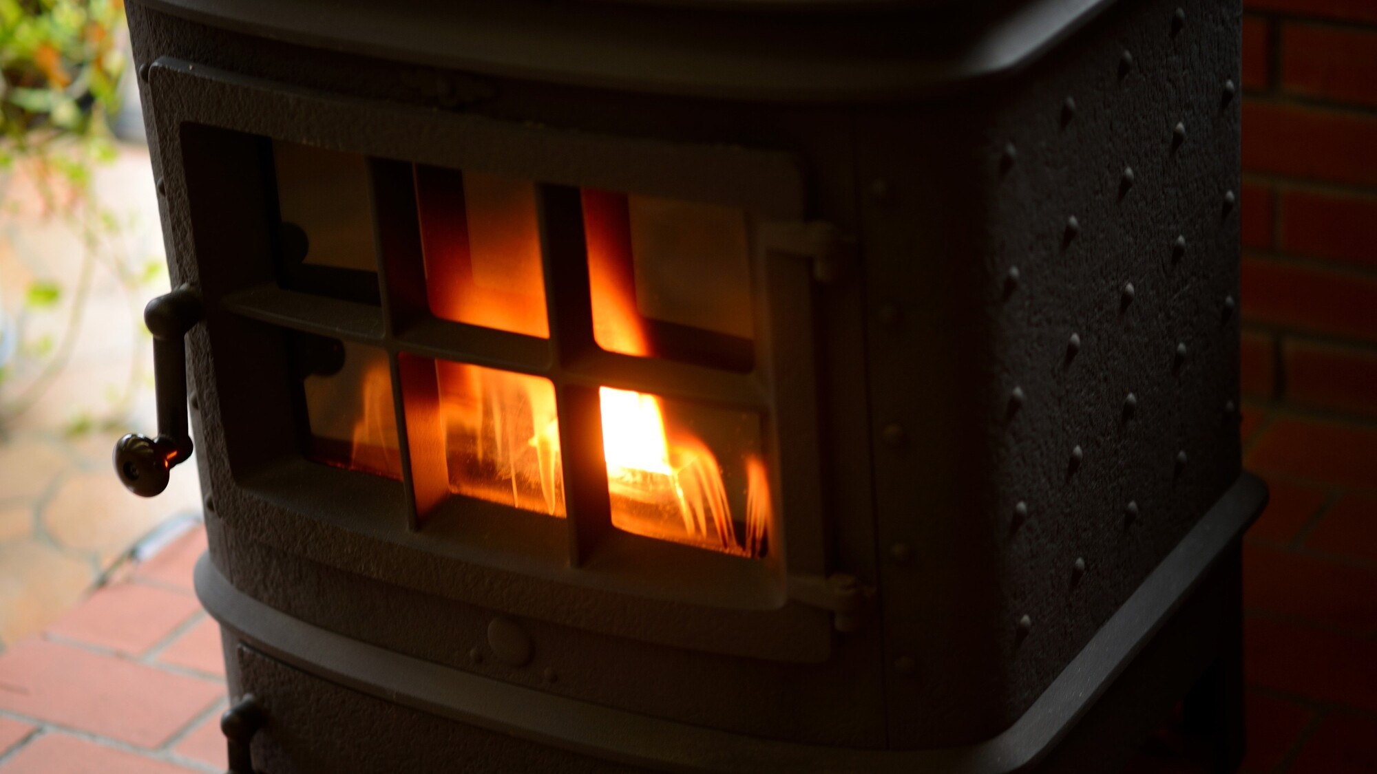 薪の炎がゆらめく、心あたたまる癒しの灯