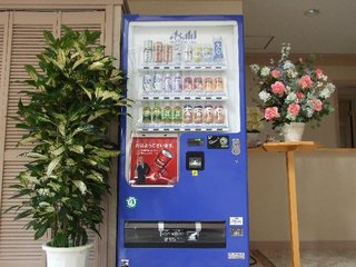 ロビーに設置された自動販売機、アルコールにおつまみも入ってます