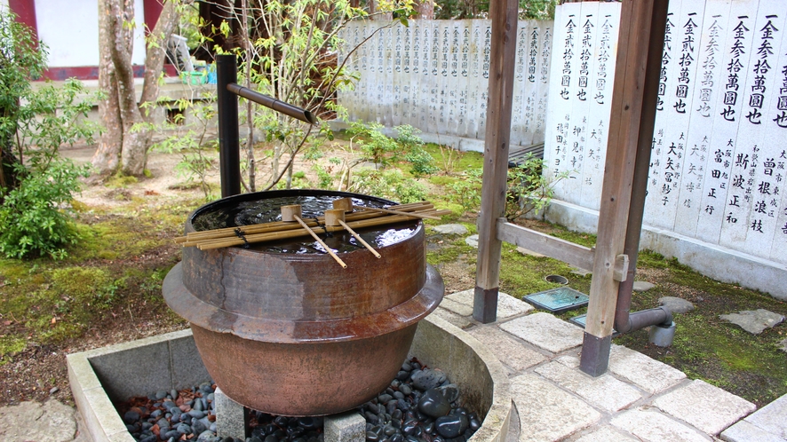 山門脇手水鉢（ごま豆腐大釜）