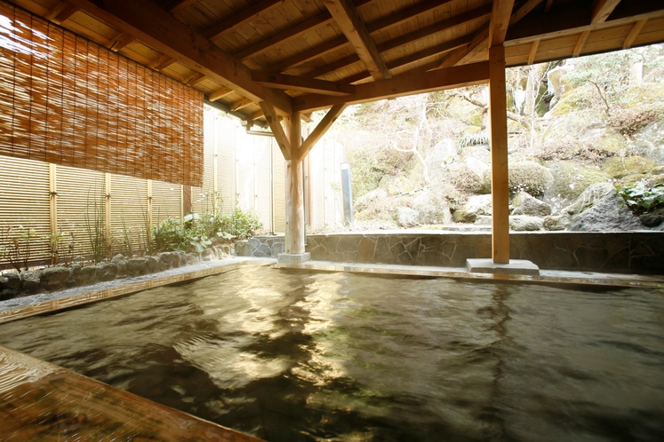 【露天風呂（女湯）】大浴場に併設された露天風呂では庭園と滝を眺めることができます。