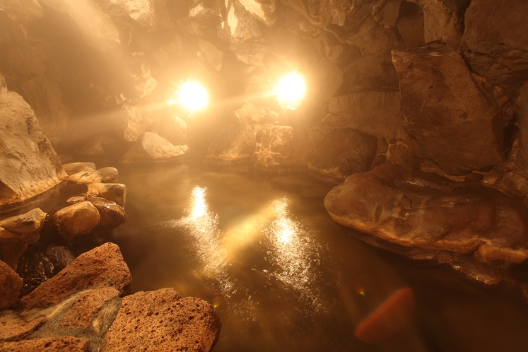 【大洞窟風呂】半世紀も前に、花合野川の巨石を積み上げて造った当館の名物風呂