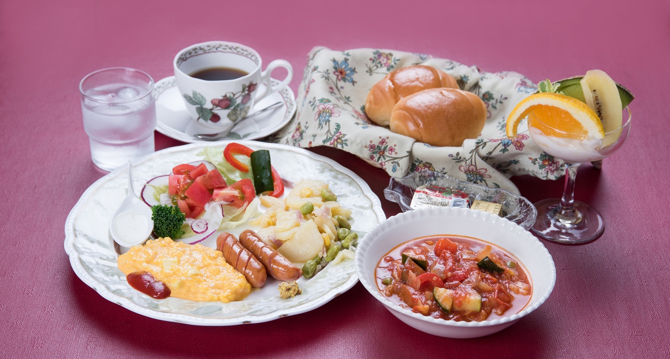 1日の始まりは健康な食事から★朝食付プラン★ダイニングからは緑の向こうに富士山♪