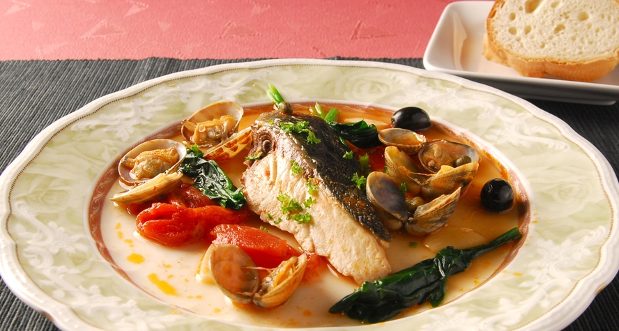 *ご夕食一例　（アクアパッツァ）甲州の白ワインで煮込んだ季節のお魚は絶品です☆
