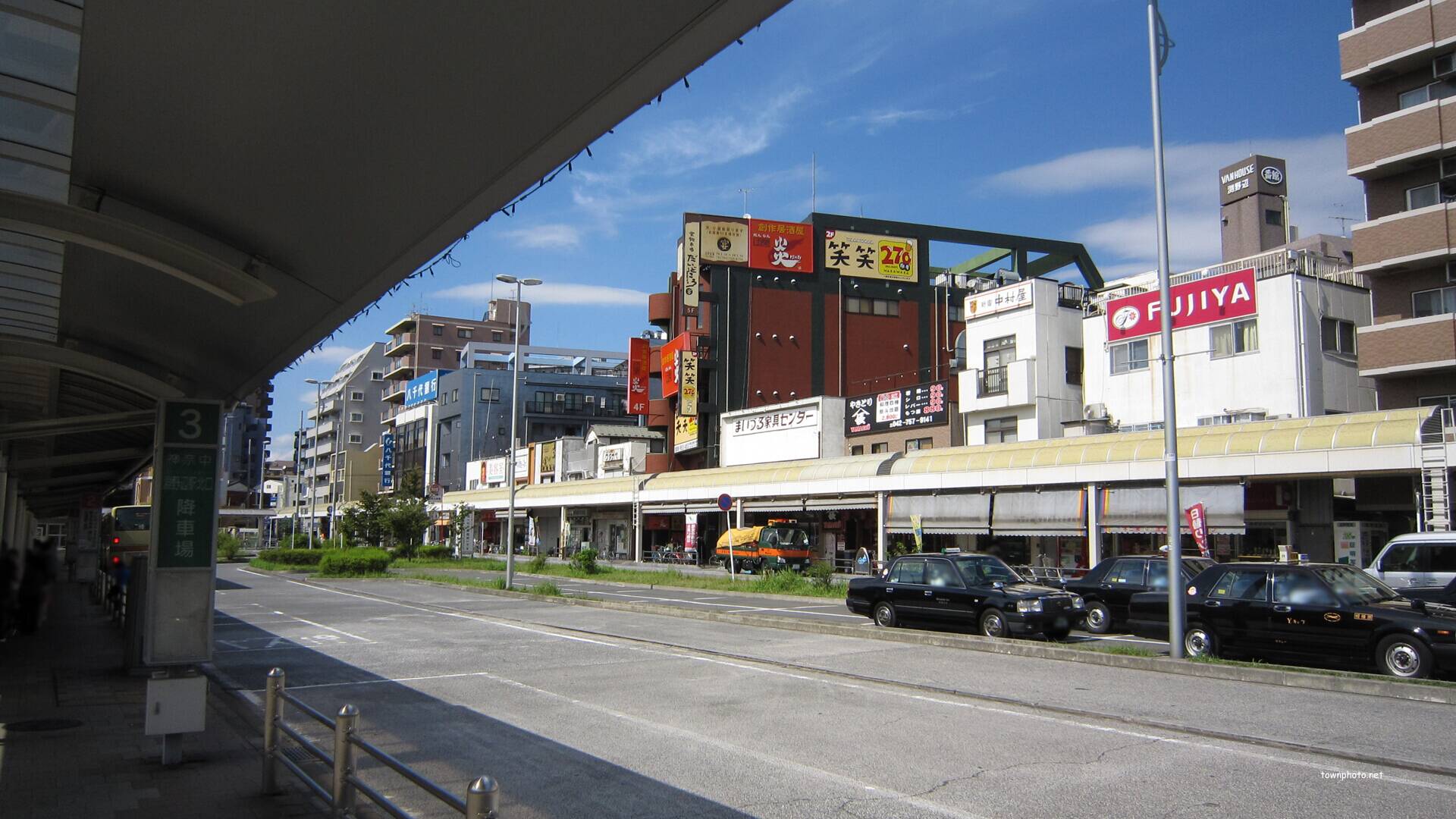 JR淵野辺駅北口のバスロータリーには、居酒屋がたくさんあります。フロントにて地図をお渡しいたします。