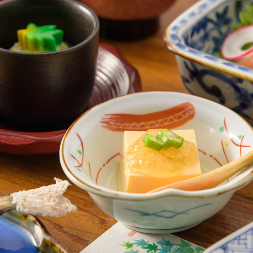 【夕食】静かに時の流れる小笠原で、ゆったりと食事をお愉しみください