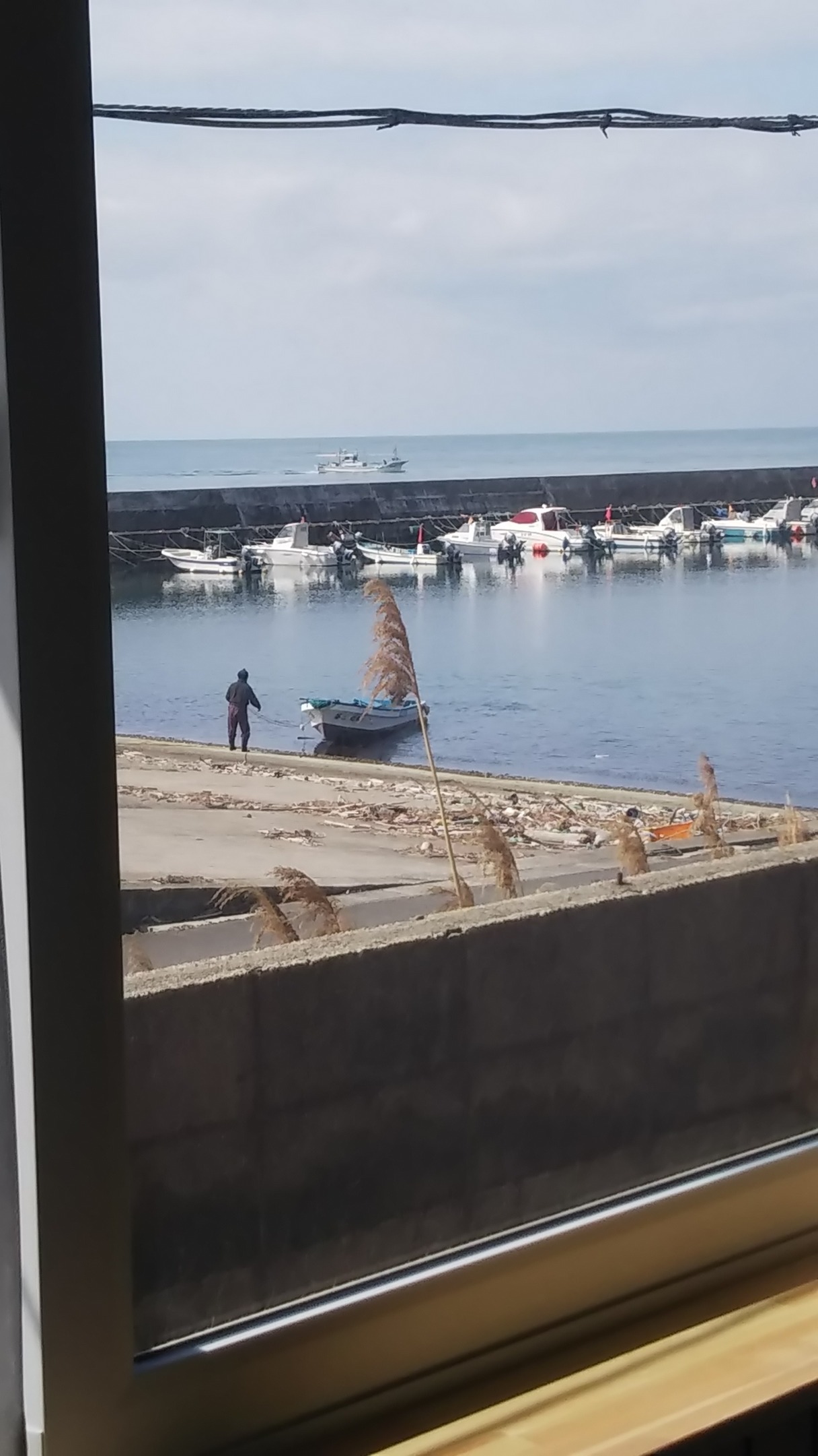 朝なぎ館内（窓から海を）