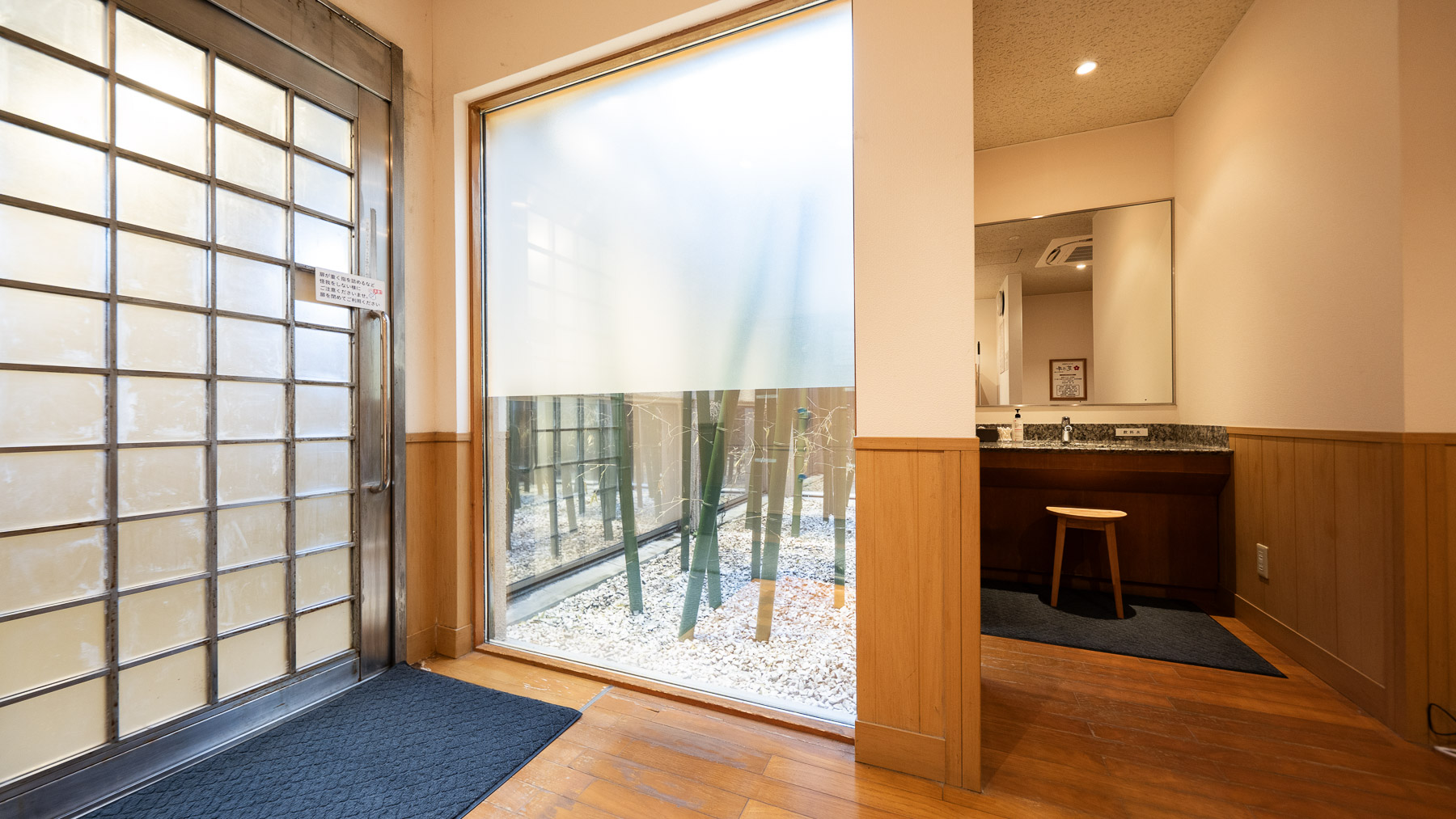 脱衣所は天然温泉の香りに惹かれます