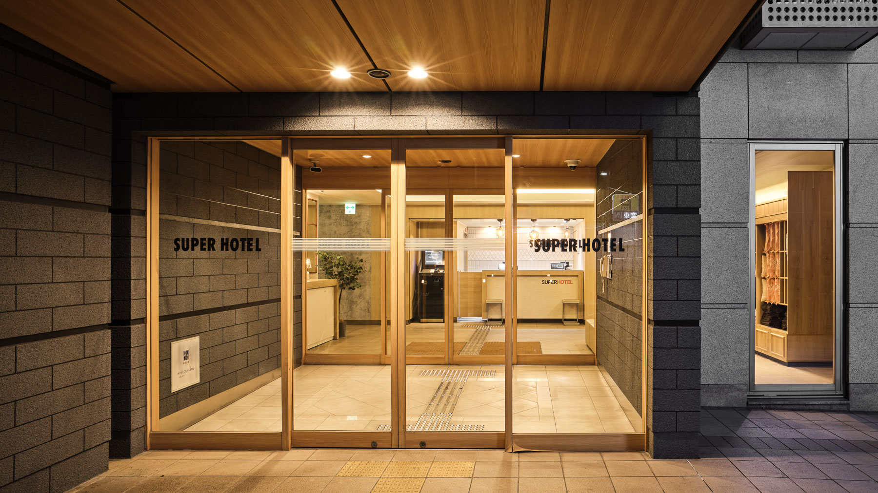 エントランスは24時以降施錠しております