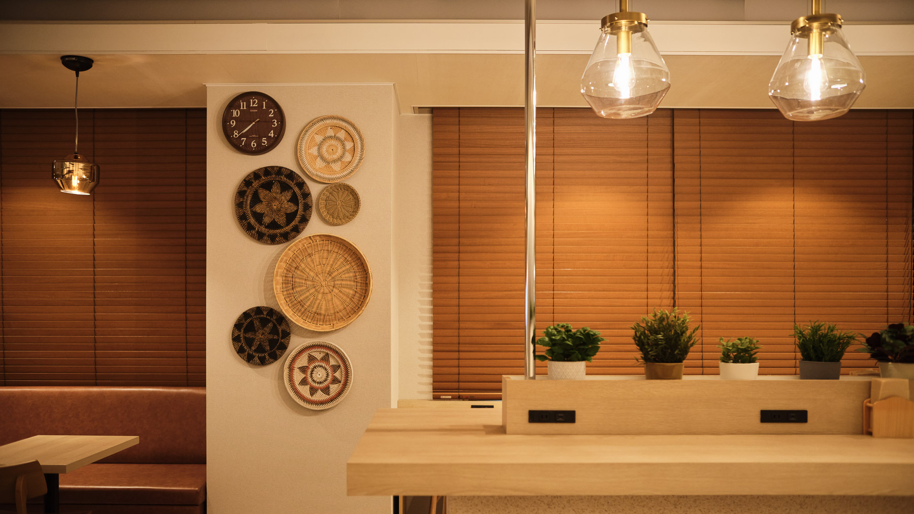 温かみのある照明がラウンジを照らします