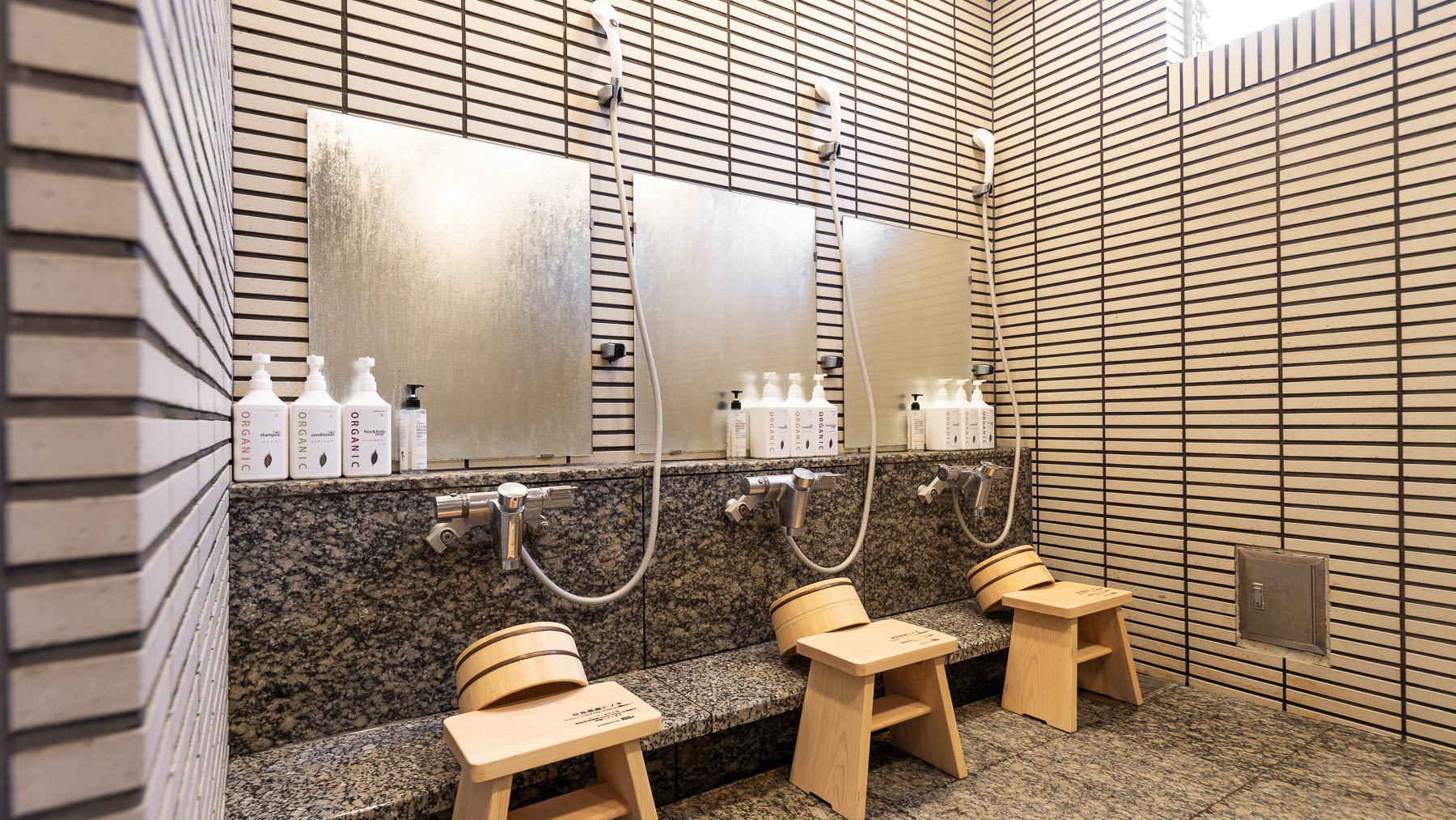 スーパーホテルオリジナルのノンシリコンシャンプー類完備♪洗い場の椅子・桶にも国産のヒノキを使用