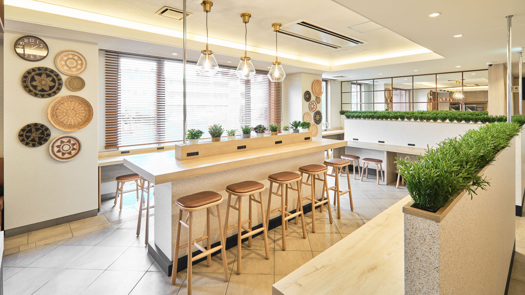 朝は朝食会場（無料）、夜はラウンジとしてご利用いただけます