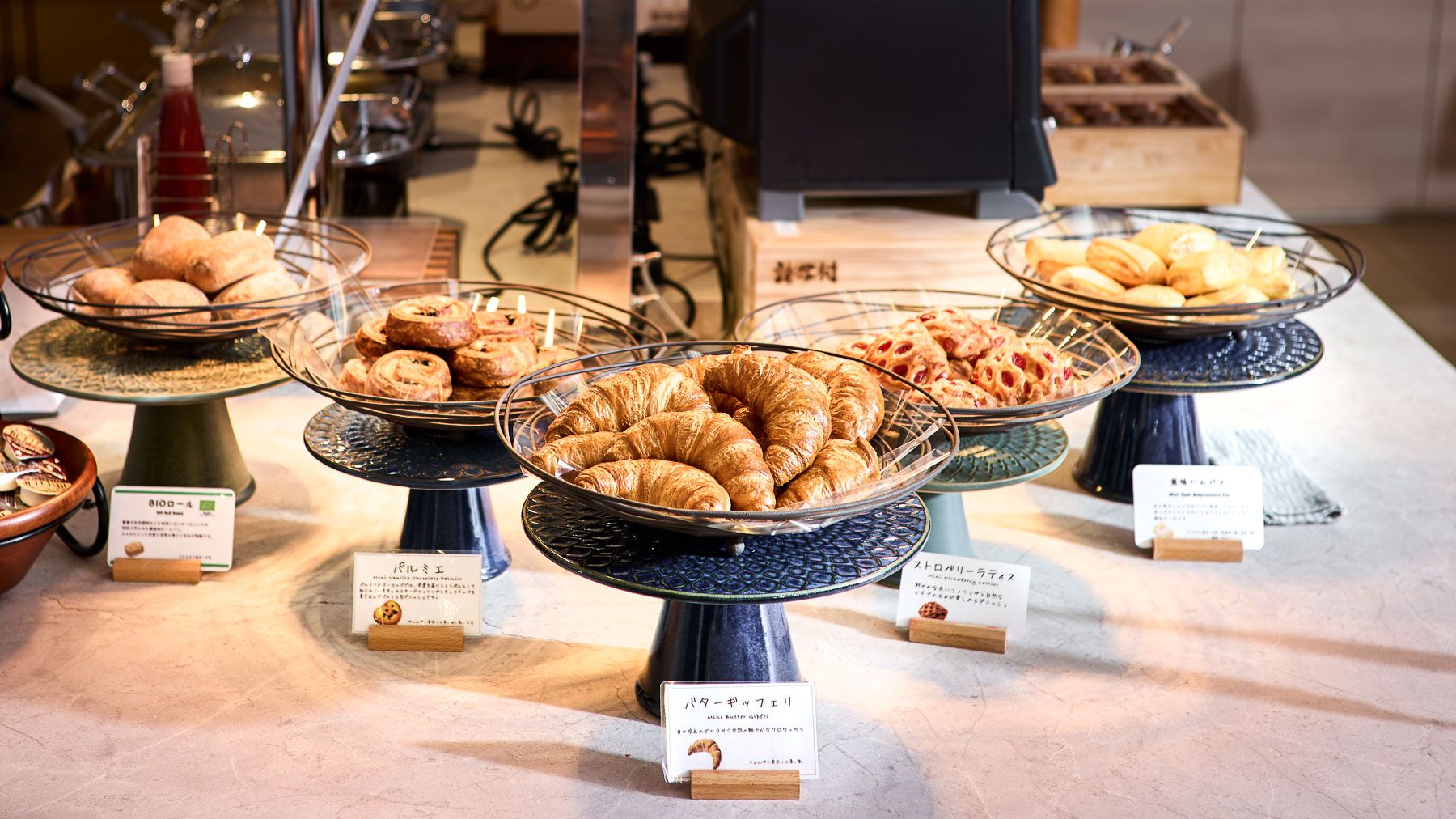 香り高いパンで至福の朝食を♪店舗で焼いた出来立てをお届けします