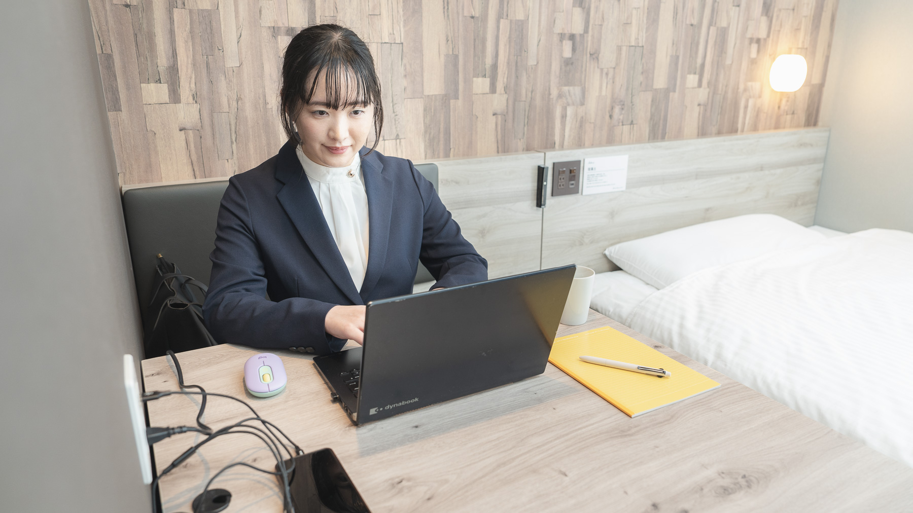 WEB会議もしやすいワイドデスクです　※使用感イメージ