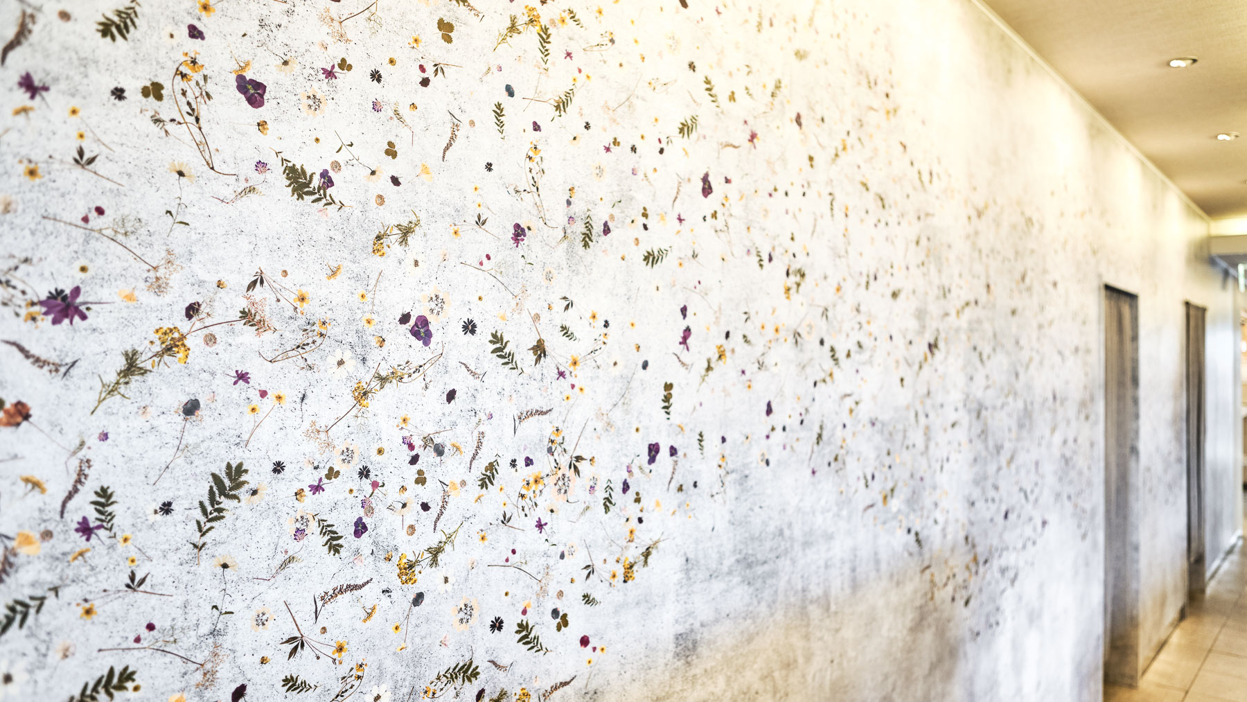 小花が散りばめられた壁が印象的です