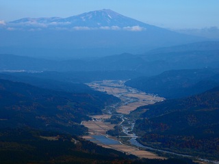月山からの立谷沢川流域と鳥海山（秋）