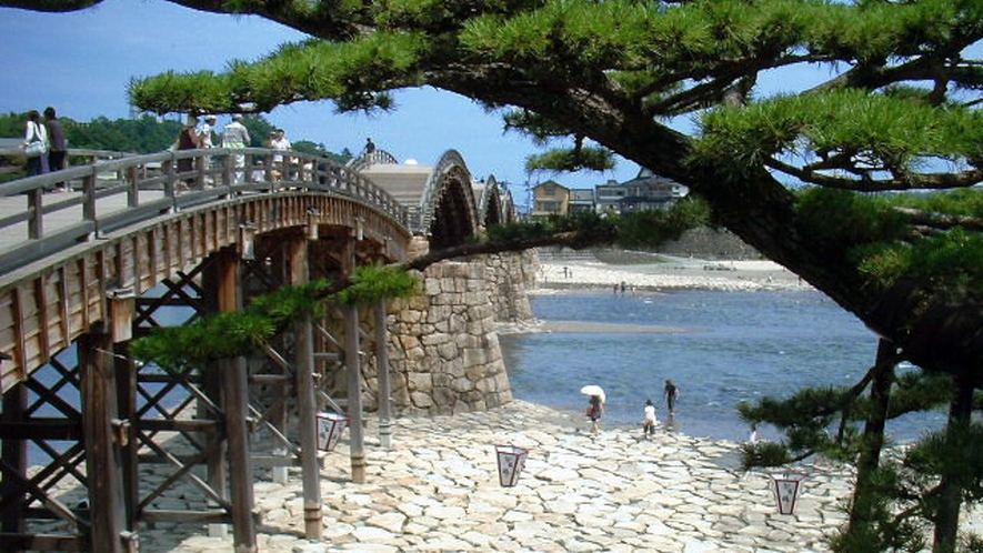 *【錦帯橋】日本三名橋の一つで5連のアーチが美しい木造橋です。