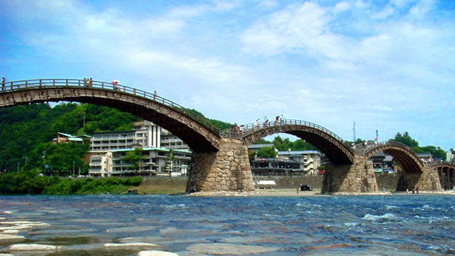 *【錦帯橋】日本三名橋の一つで5連のアーチが美しい木造橋です。