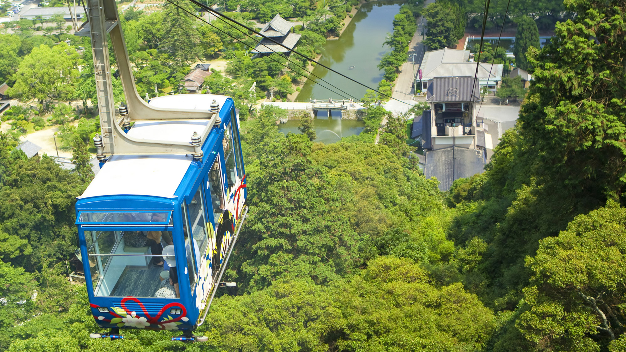 *【岩国城ロープウェイ】麓から城山の尾根まで結ぶロープウェイです。