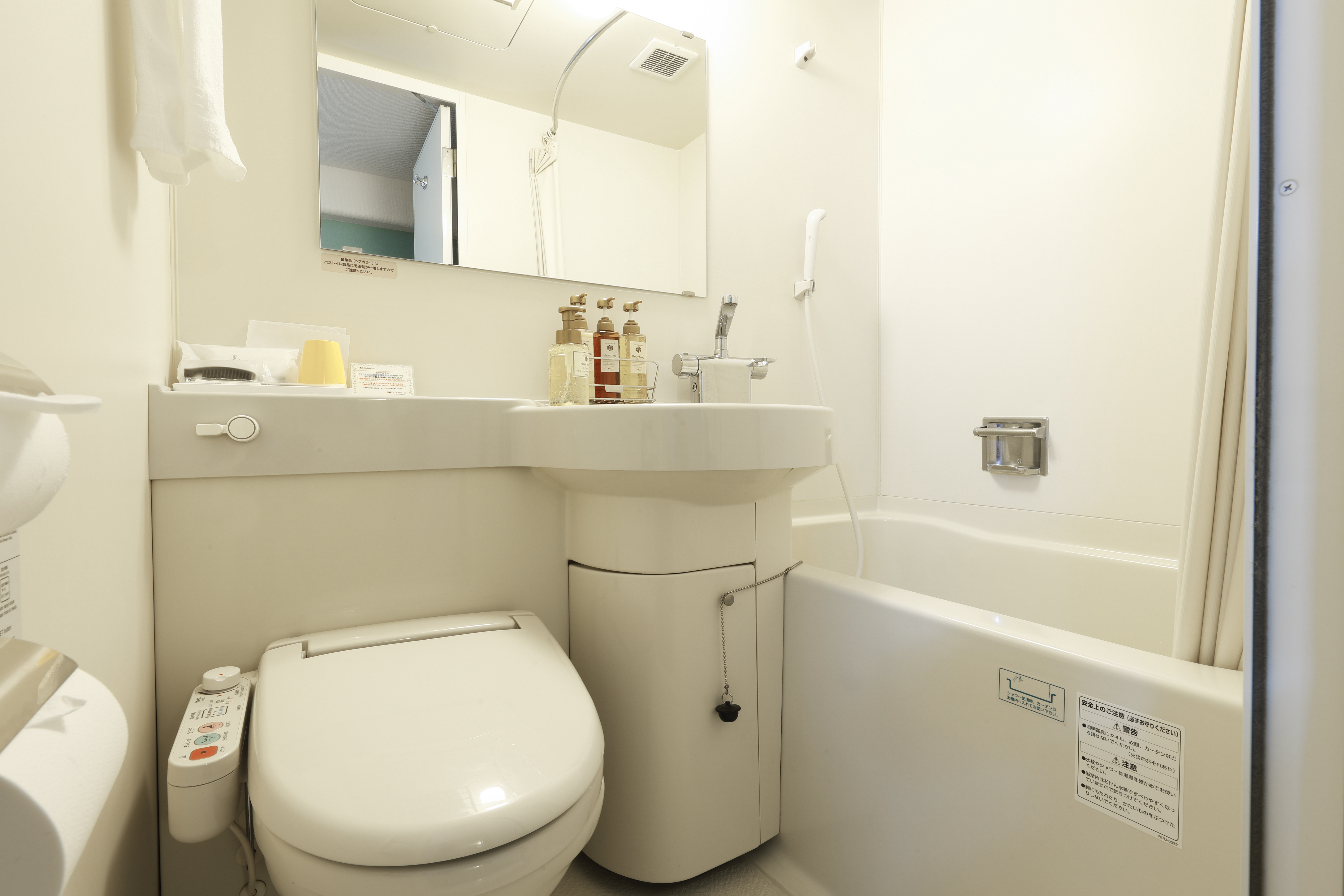 【バスルーム】ユニットバスは全室シャワートイレ完備。