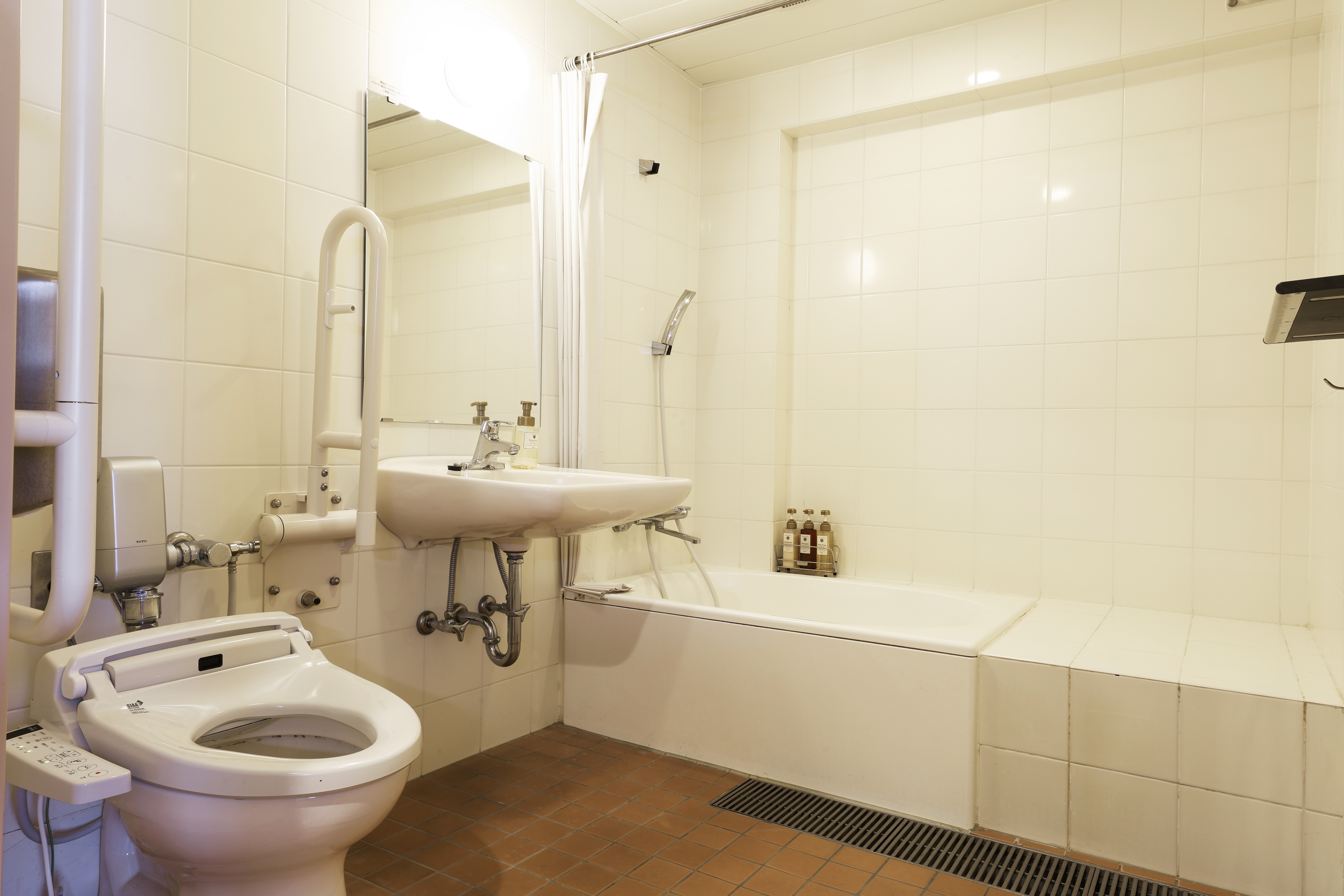 【バスルーム】シルバーツインルームのユニットバスはフラットタイプのバリアフリー仕様