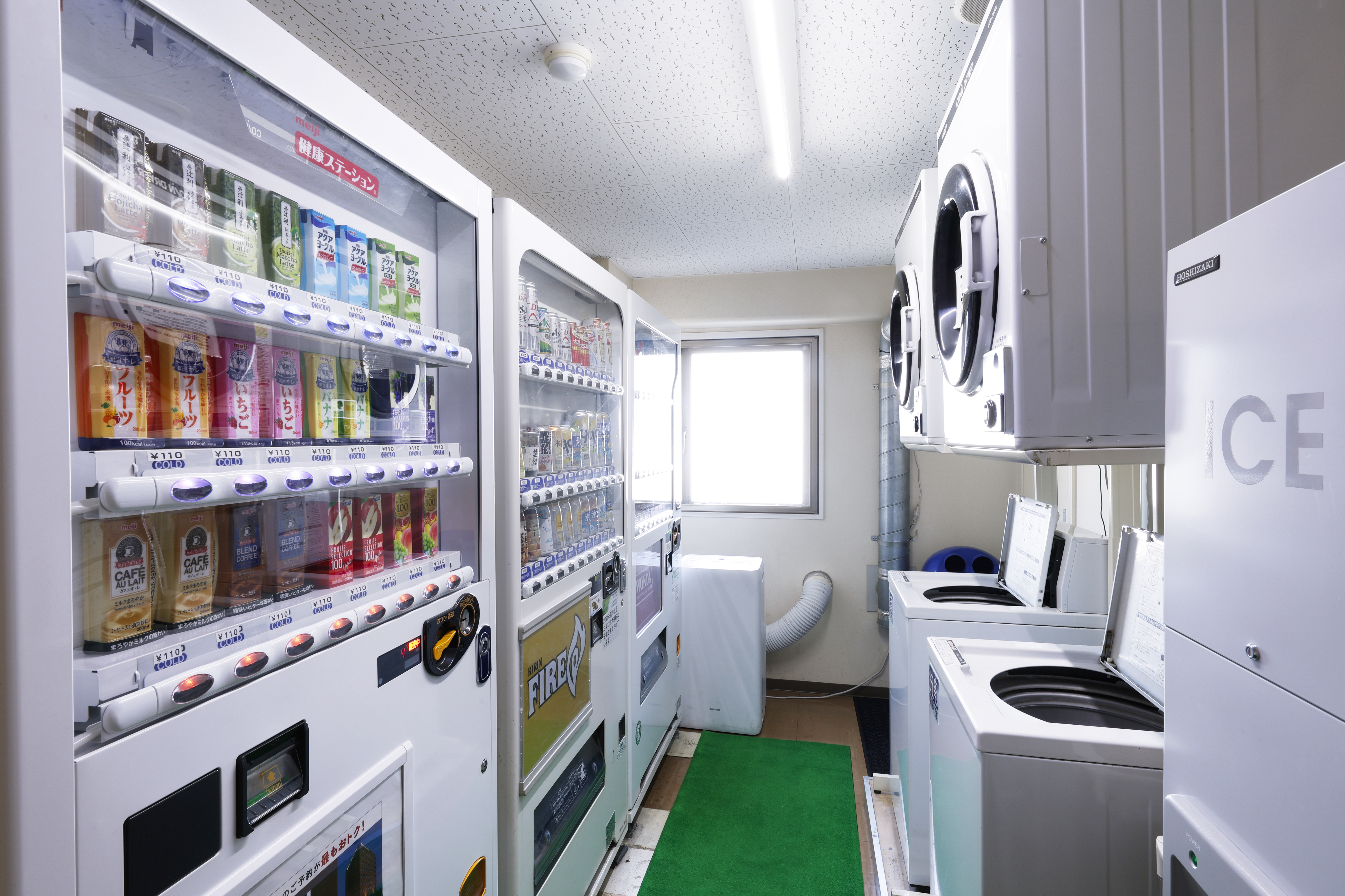 【ベンダールーム】4F・8Fには自販機とコインランドリー、電子レンジコーナーがございます。