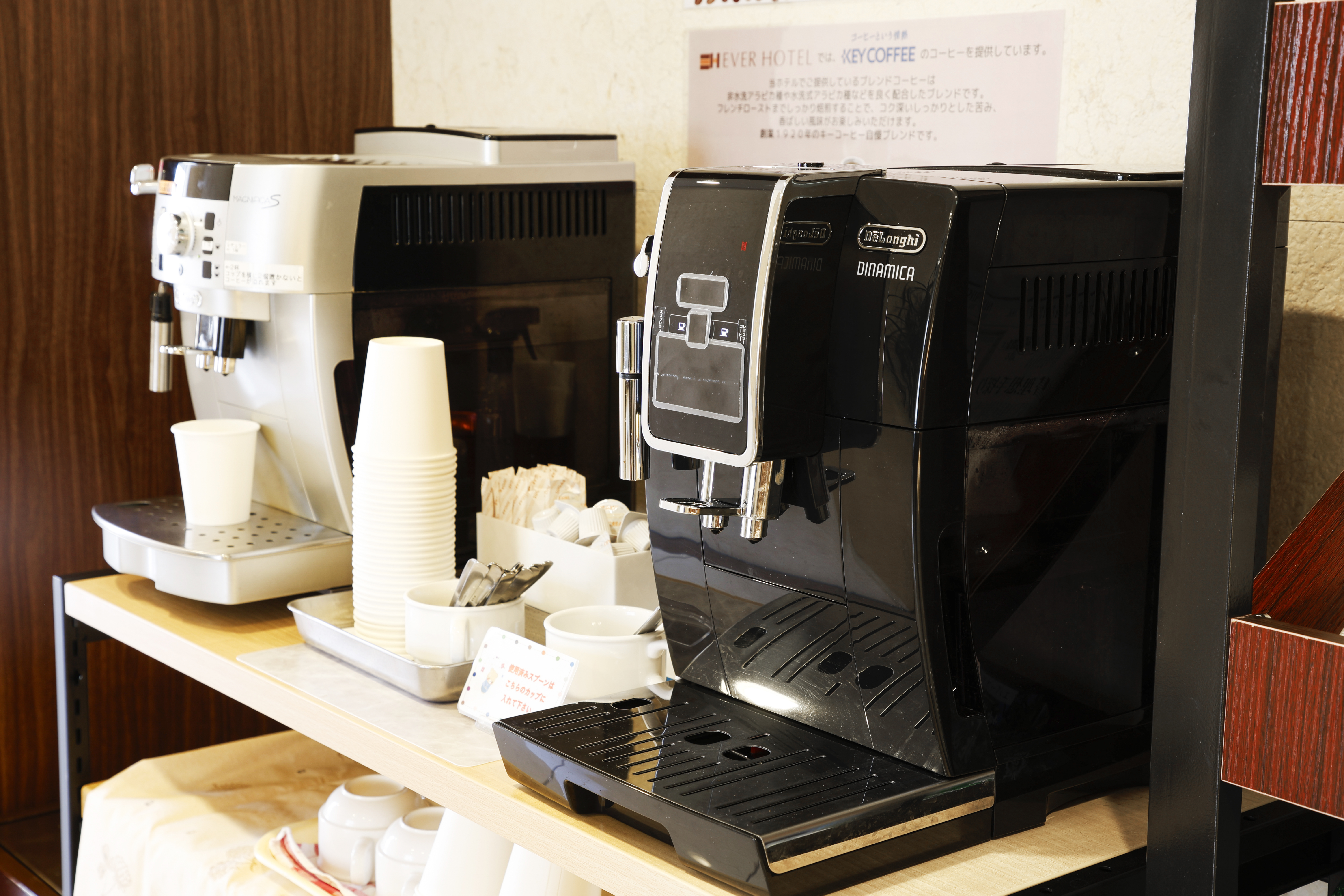 【ウェルカムコーヒー】ご到着時のひと息に。ロビーではこだわり豆の挽きたてコーヒーをご提供。