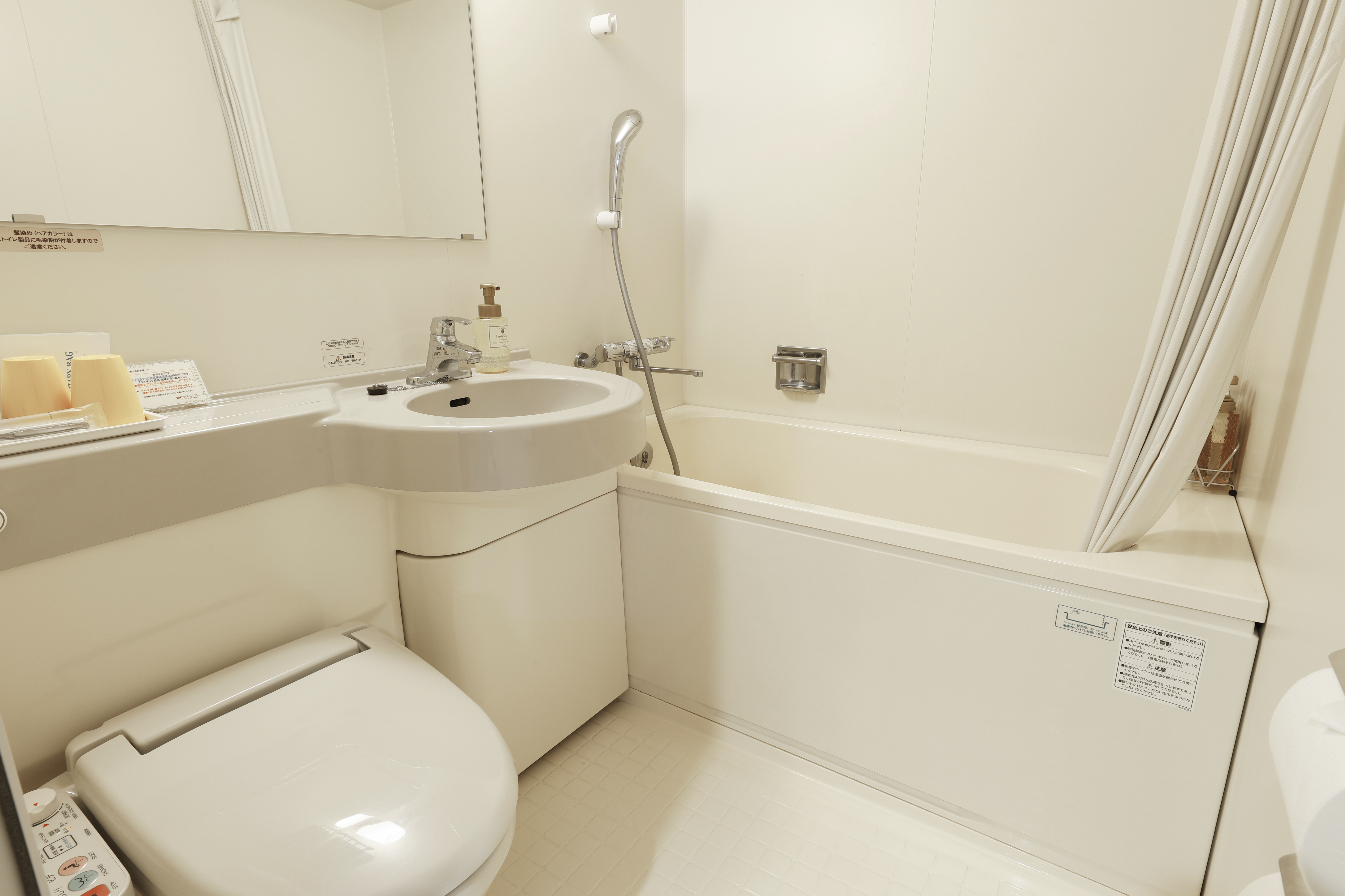 【バスルーム】最上階デラックスツインルームのユニットバスには高級シャワーヘッドを採用。