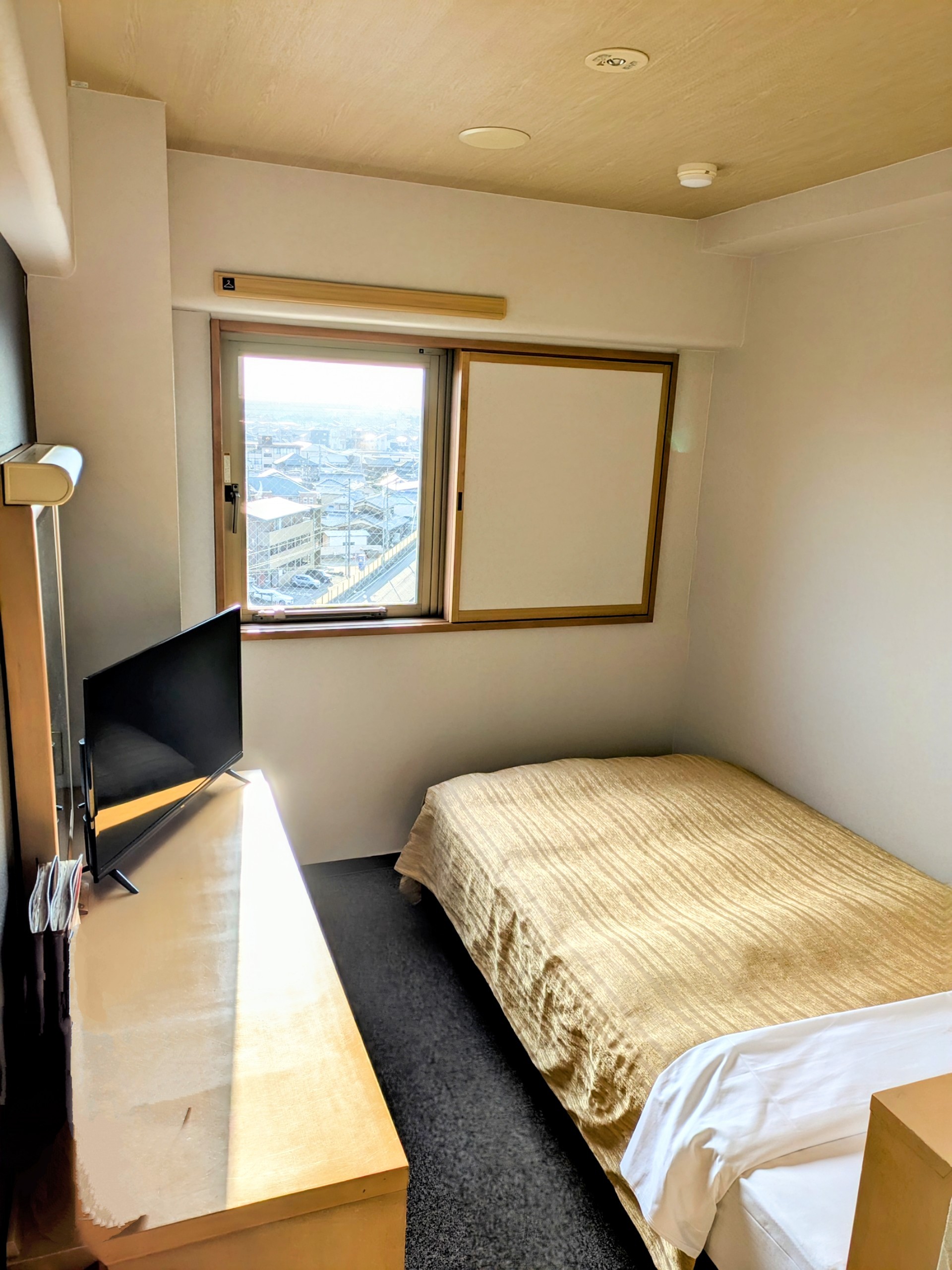 【セミダブル】窓上のハンガー掛けは厚手の上着や洗濯物干しに最適！