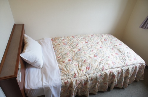 [Single room] Bed. Relax and unwind after work.