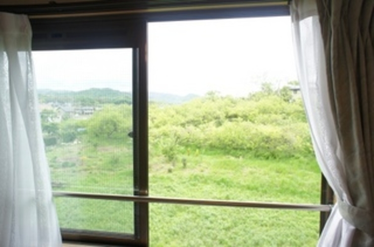 【和室】窓からの景色。自然がいっぱいで初夏の季節は風が気持ちいいです♪