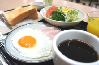 【朝食：洋食】トースト・サラダ・目玉焼き・ハム・コーヒーとボリューム満点です♪