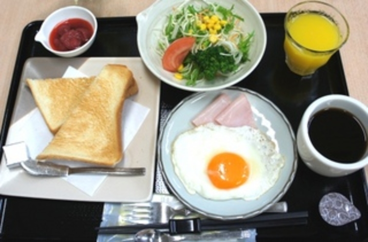 【朝食：洋食】トースト・サラダ・目玉焼き・ハム・コーヒーとボリューム満点です♪