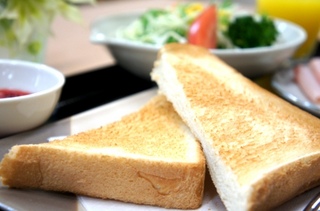 【朝食：洋食】こ〜んがりと焼けたトースト♪サクッとした感触がたまらないですよね☆