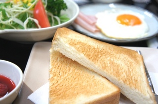 【朝食：洋食】こ〜んがりと焼けたトースト♪サクッとした感触がたまらないですよね☆
