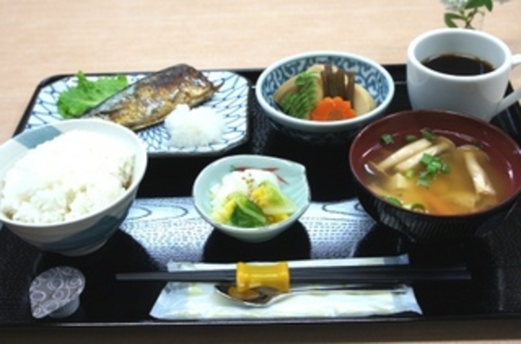 【朝食：和食】ご飯・味噌汁・焼き魚・煮物・漬物・コーヒーまでついてボリュームたっぷり♪