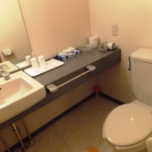 和室に設置されたお手洗いです。意外と広い空間にあるんですよ♪