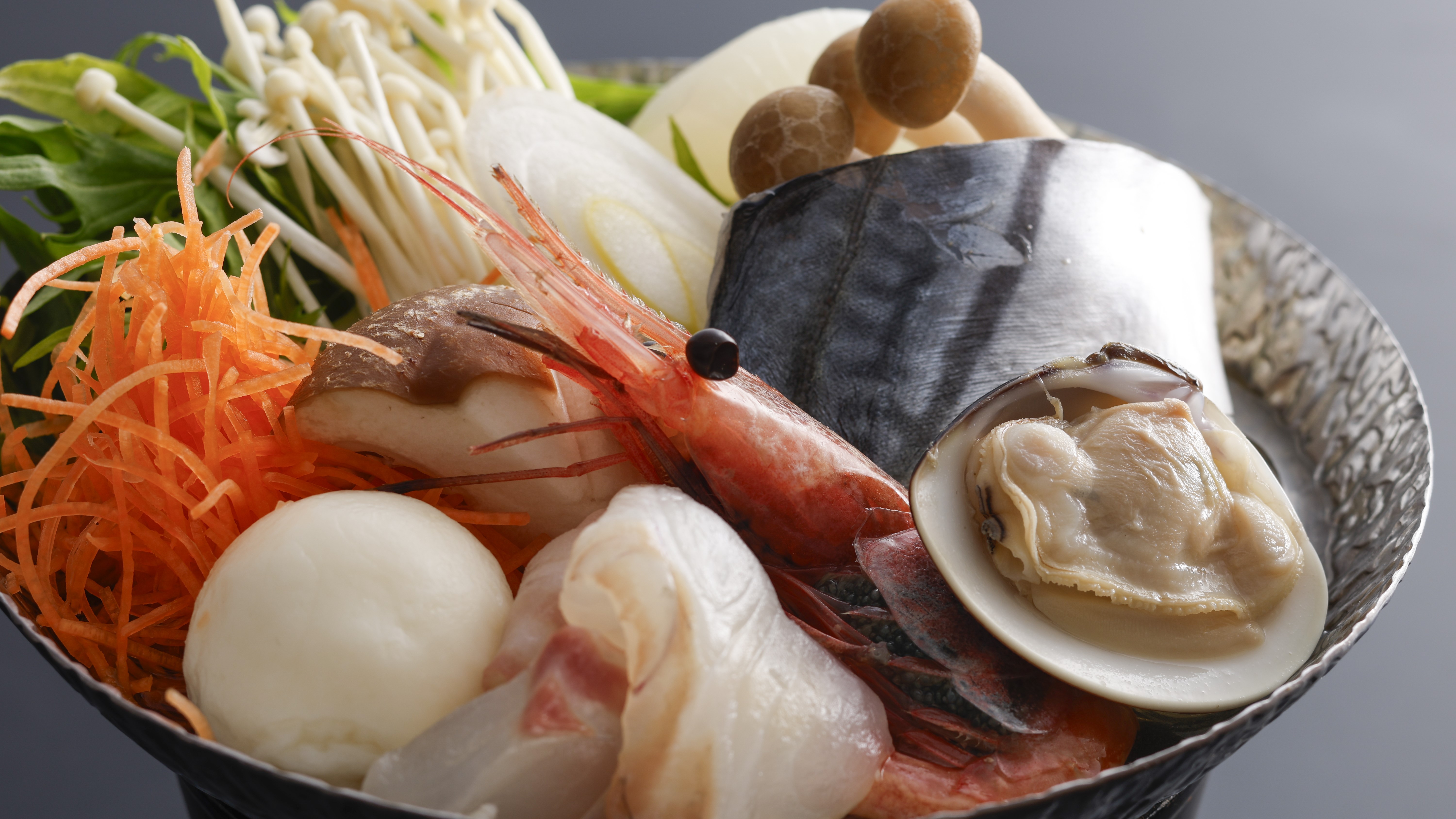 【春・お料理】ミニ漁師鍋（京丹後近海で獲れたぶつ切りの魚介類を味噌仕立てで豪快に）