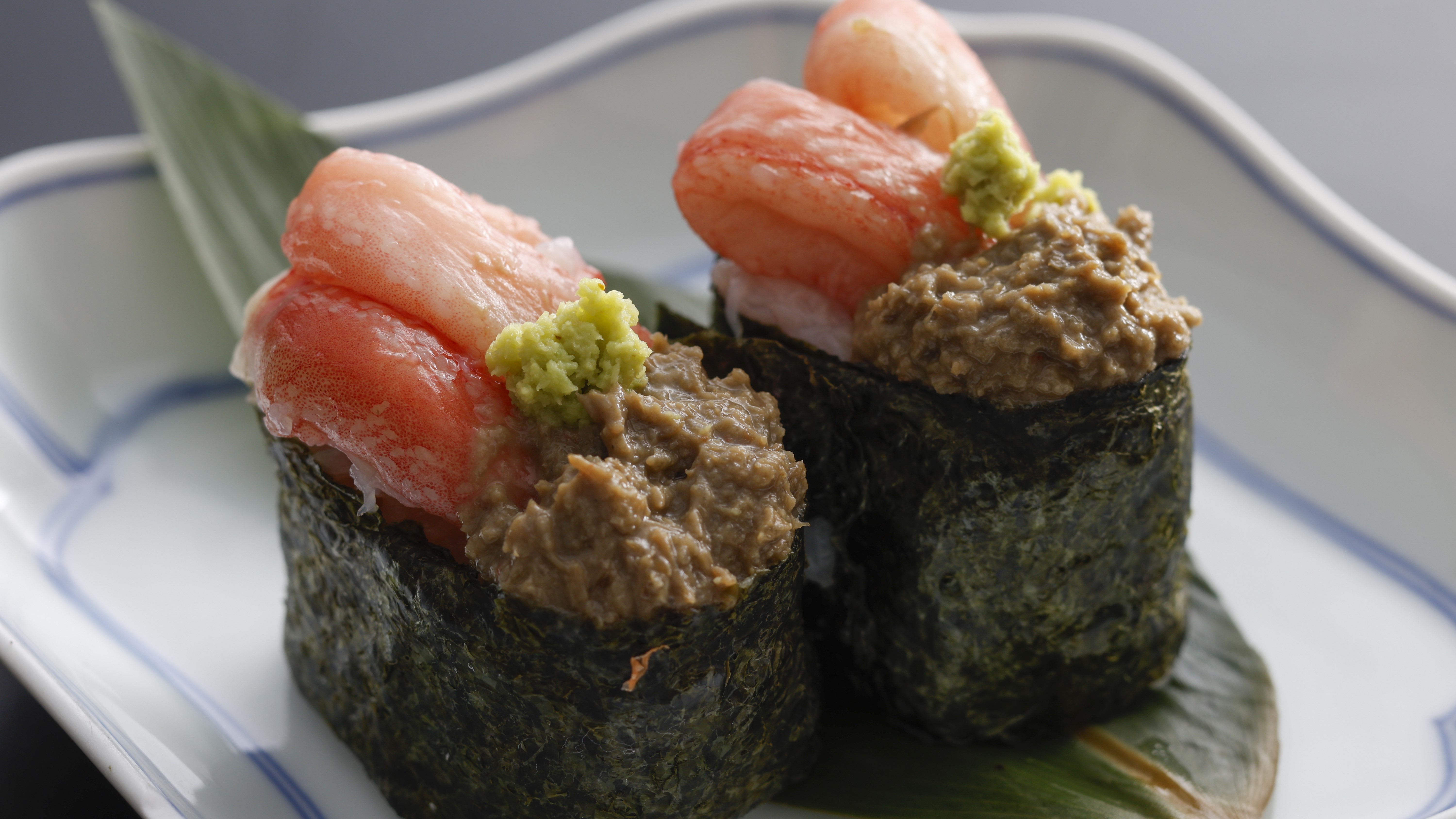 生ズワイガニと手崎さんげの自家製カニ味噌の軍艦巻き