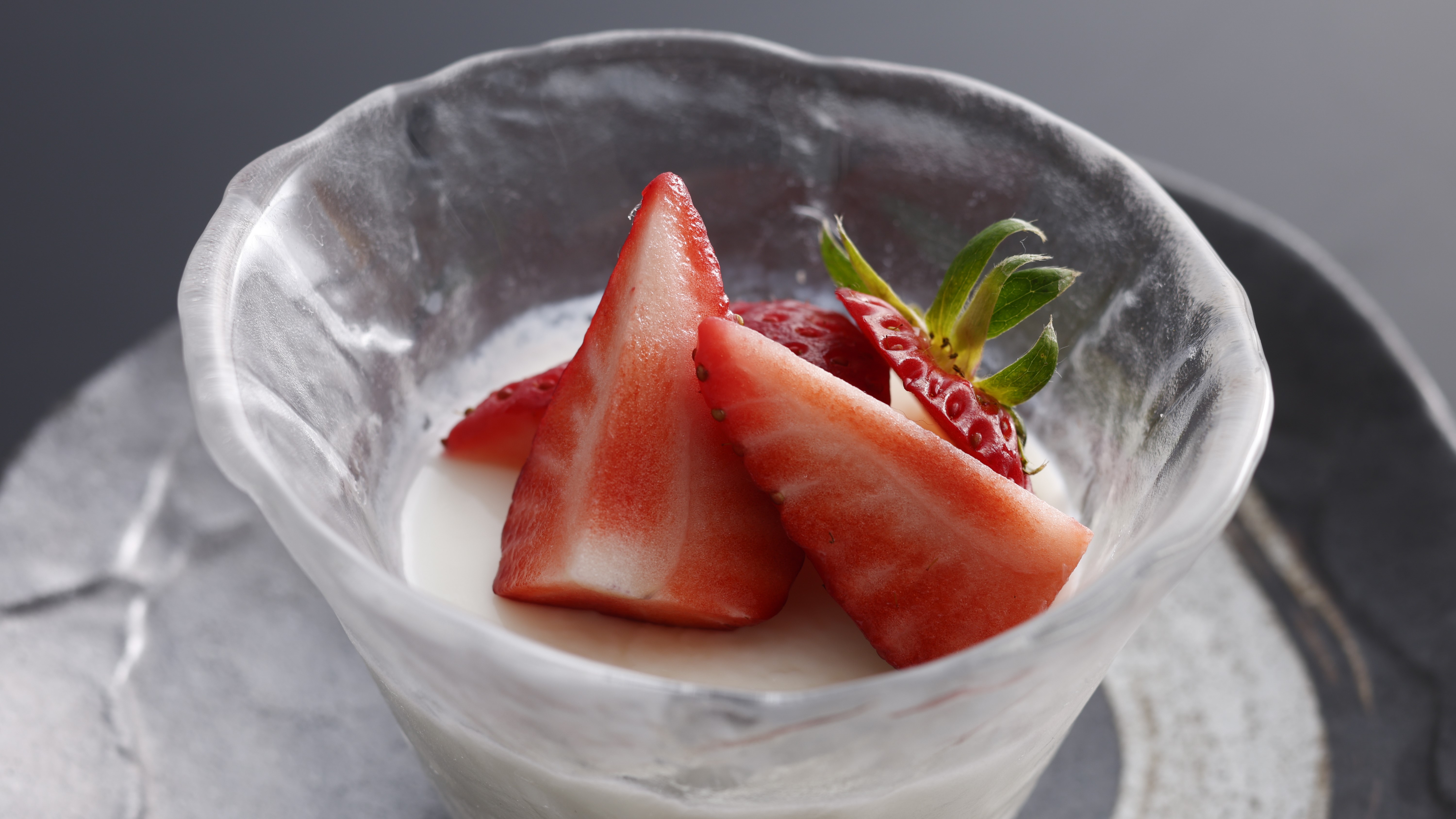 【春・お料理】水物（京丹後特産のいちご「あきひめ」と自家製杏仁豆腐）
