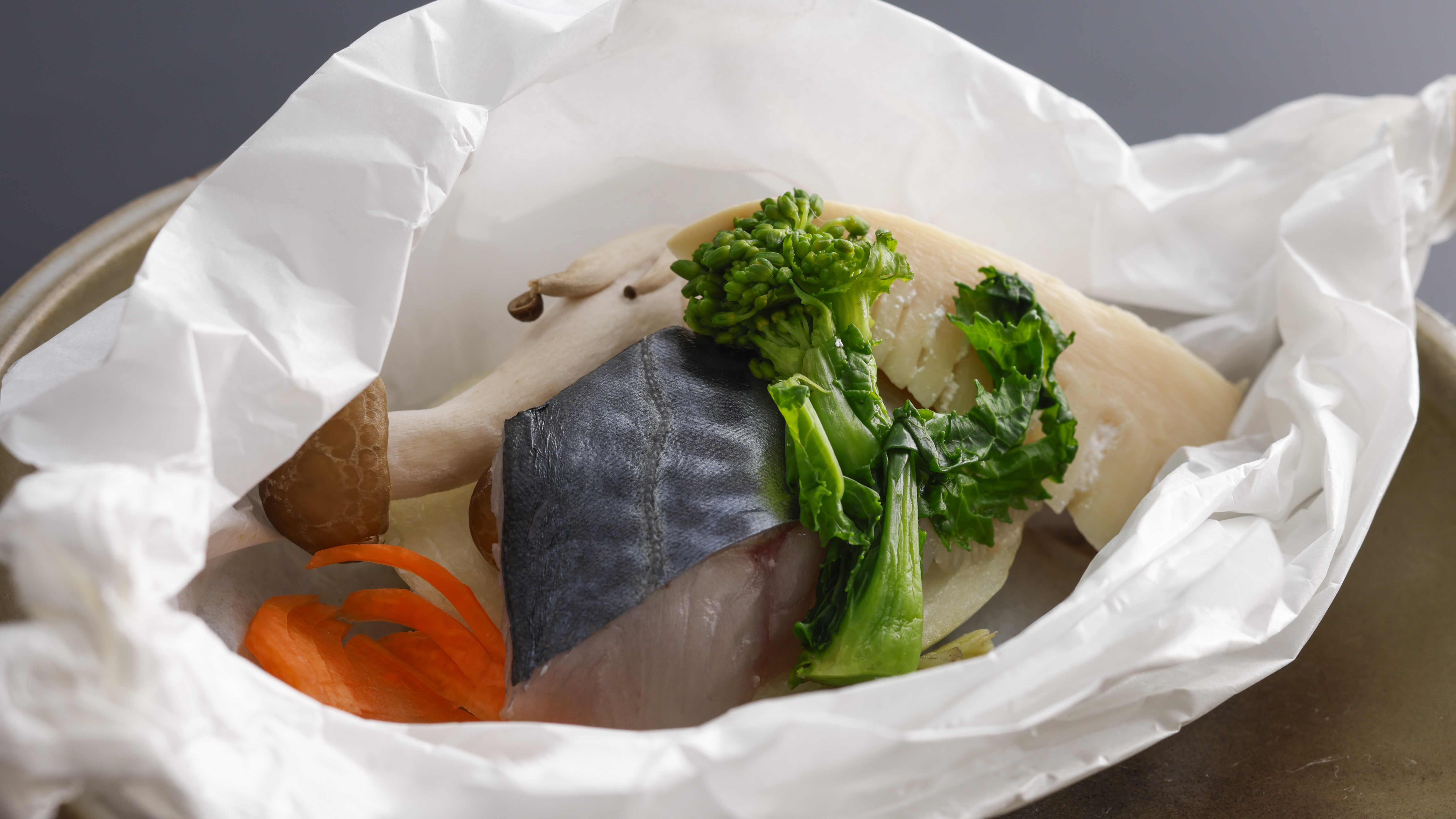 【春・お料理】地魚ホイル焼き（地魚を地酒と春野菜と一緒にホイルで蒸し焼きに…レモンを絞って）