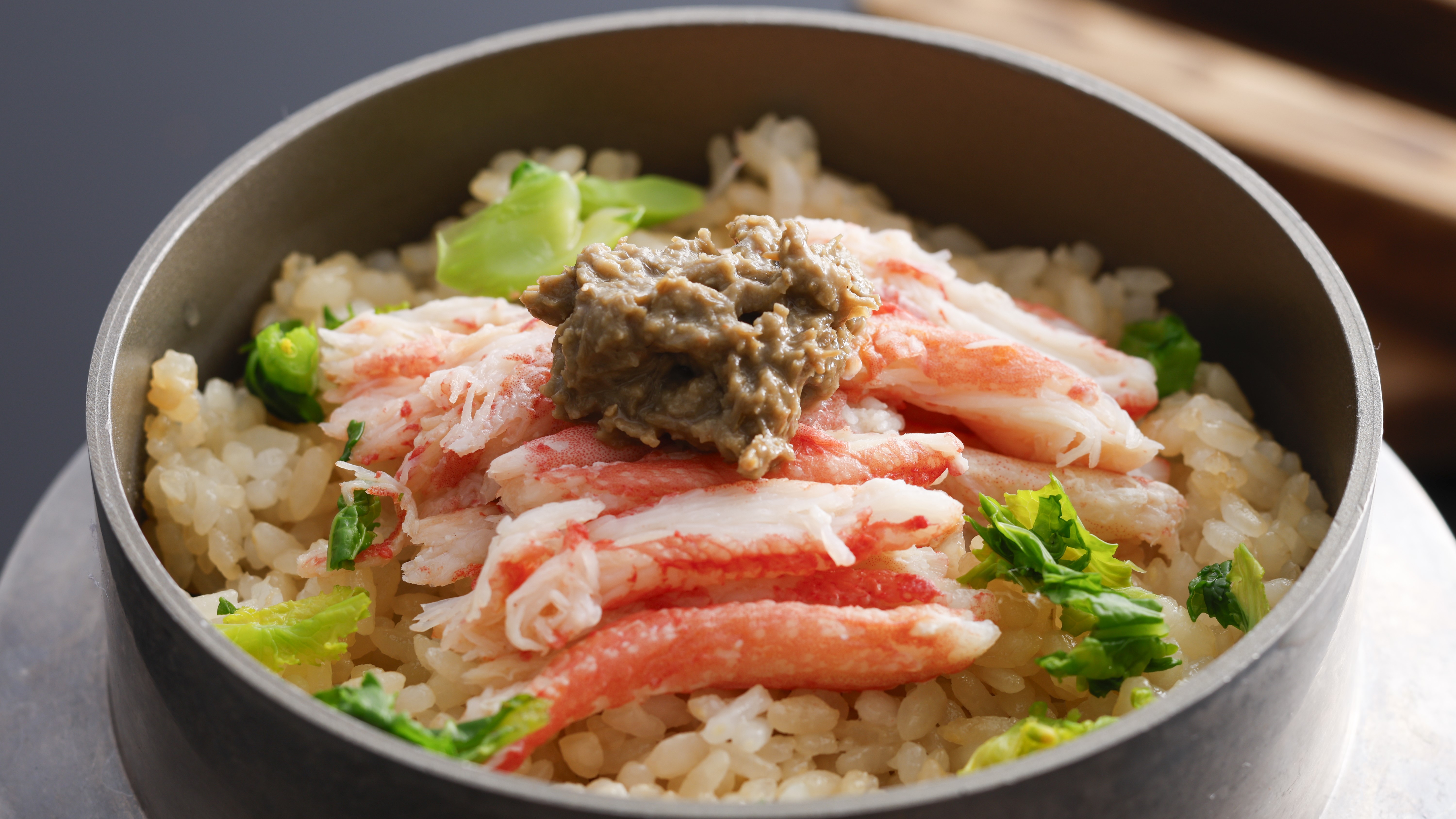 【通年・お料理】アツアツカニ釜飯と手崎さんげの自家製カニ味噌とのコラボ