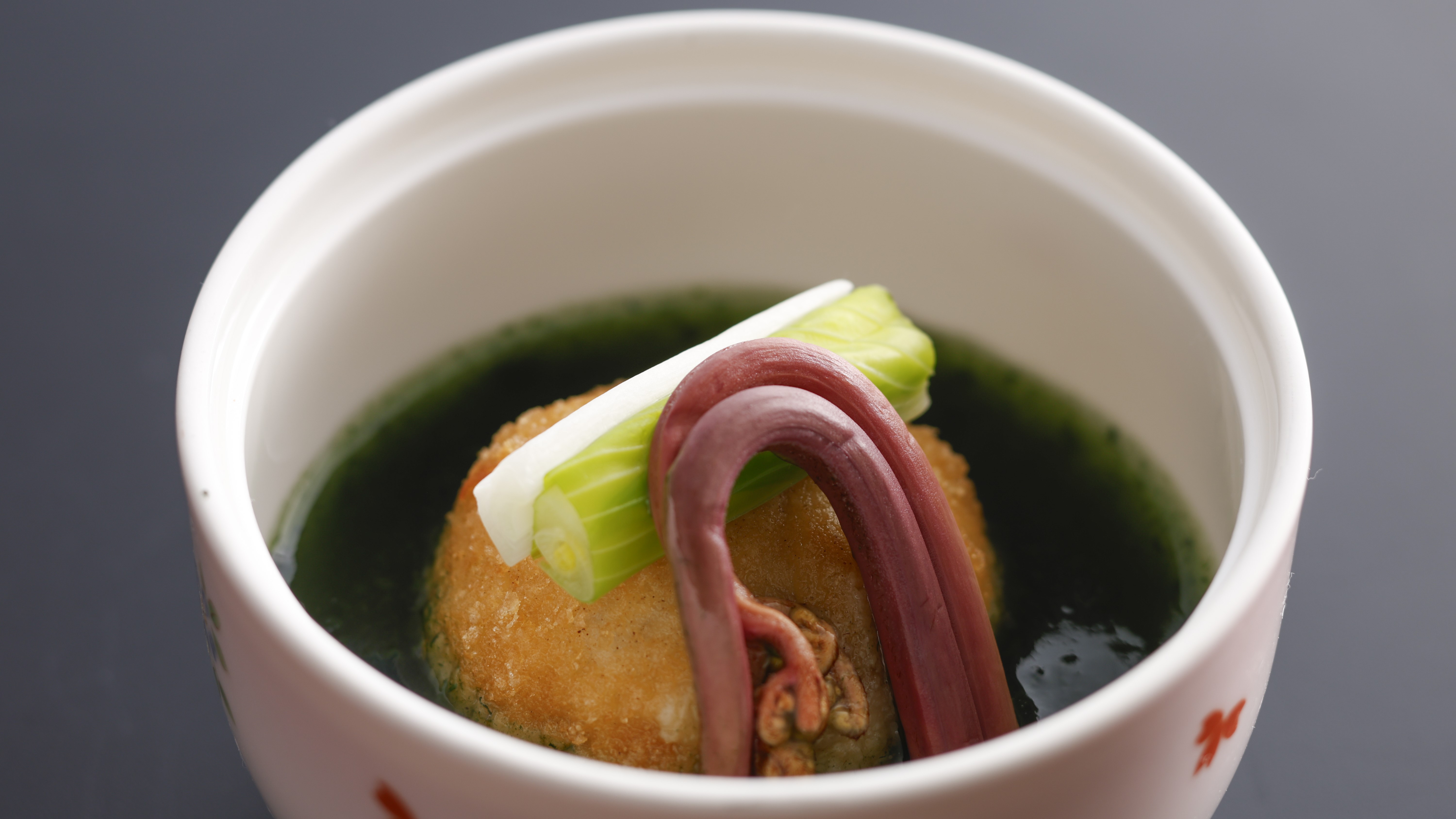 【春・お料理】筍饅頭（春野菜の代表である筍を1つ1つ丁寧に丸め揚げ出し豆腐風に…香り高い蓬飴でどうぞ
