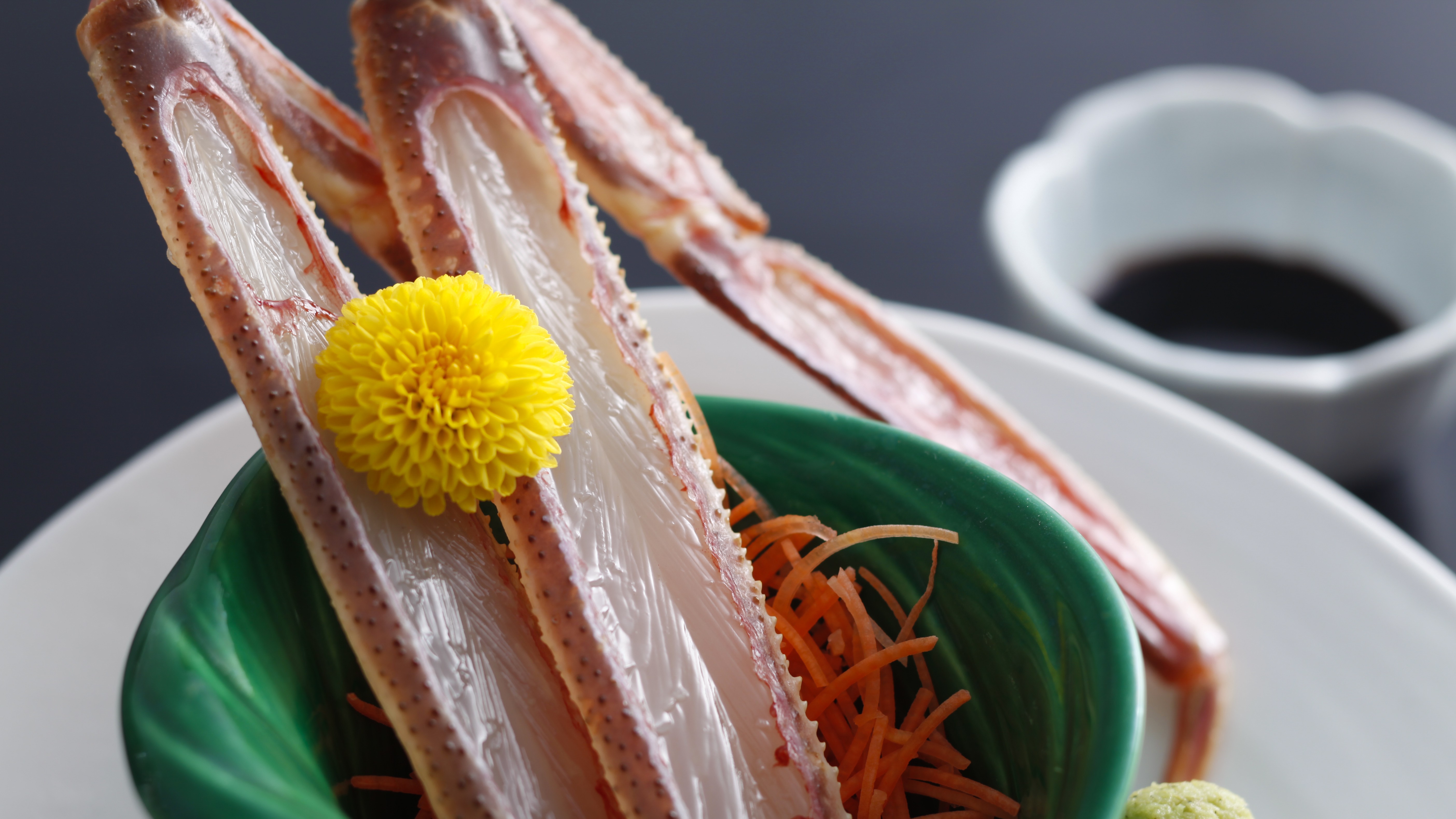 【カニ刺し】お口の中で広がる濃厚な旨みと、刺身ならではの繊細な味わいをご堪能ください。