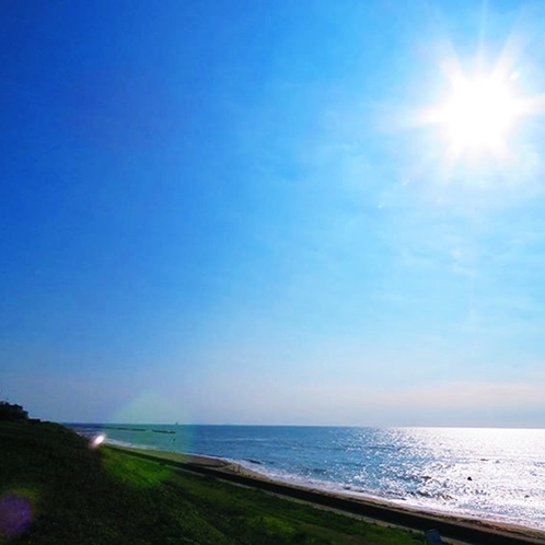 【周辺】ホテルの前に広がる日本海を眺めながら、ゆったりとした1日の始まりを♪